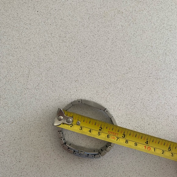 AUTHENTIC GUCCI Swiss made brushed stainless steel women’s watch - Picture 6 of 7